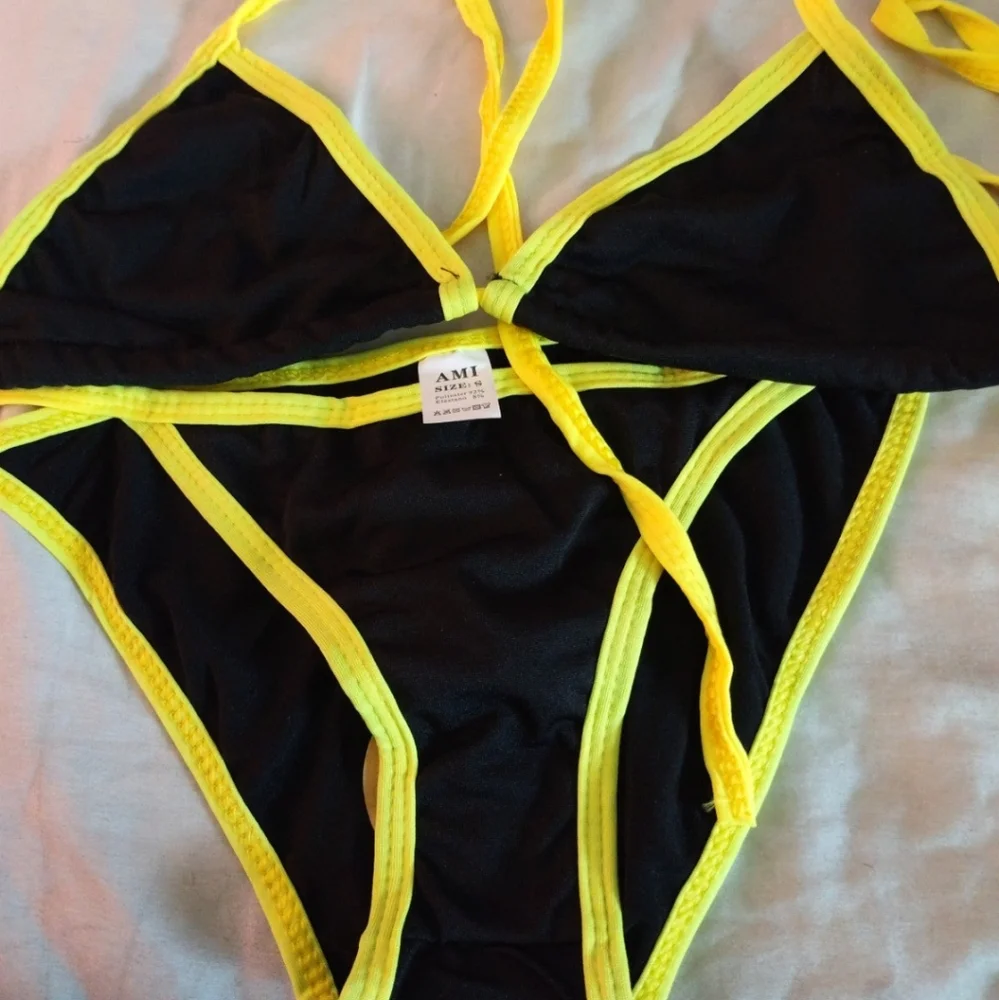 Bikini - Picture 1 of 3